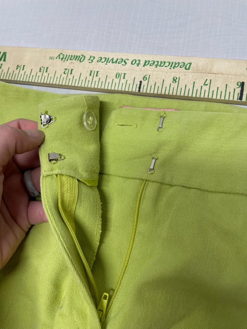 Bandolino Lime Green Capris - Picture 5 of 6